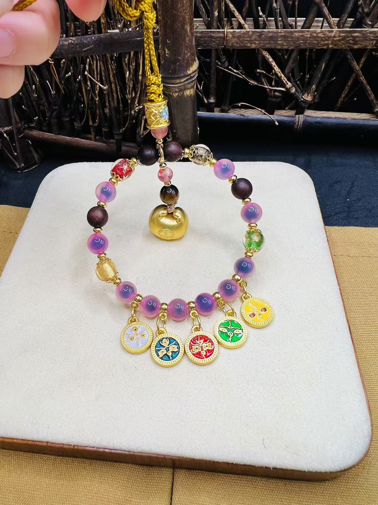 Wholesale of the same style of sugar heart agate car hanging bags and car rearview mirror hanging accessories from the manufacturer Application Scenario