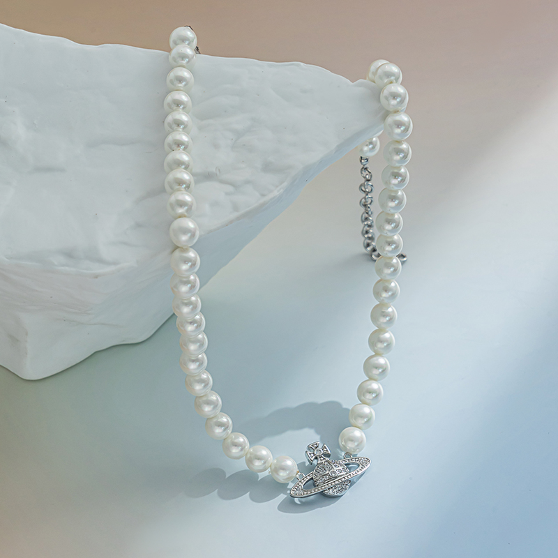 A light luxury, niche and exquisite pearl necklace featuring the Saturn pendant of the Queen of the West pic 4