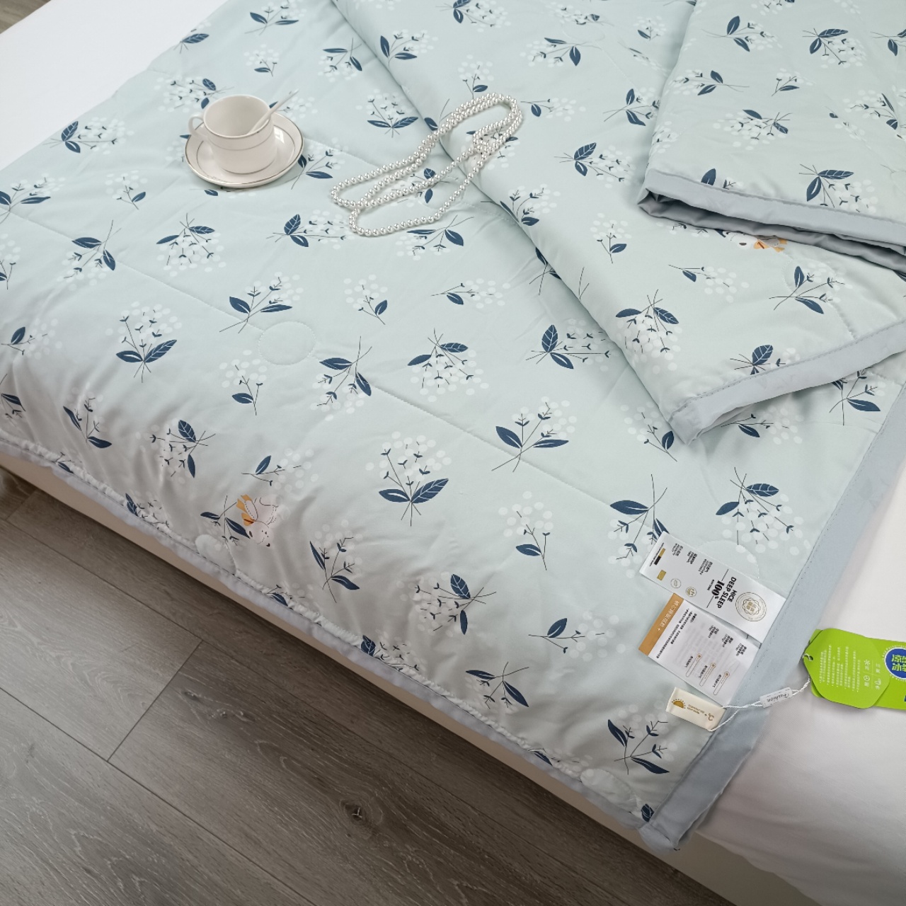 The 2025 new milk print phone summer quilt is fresh and cute. A large quantity of summer cooling quilts and air-conditioned quilts are in stock for export