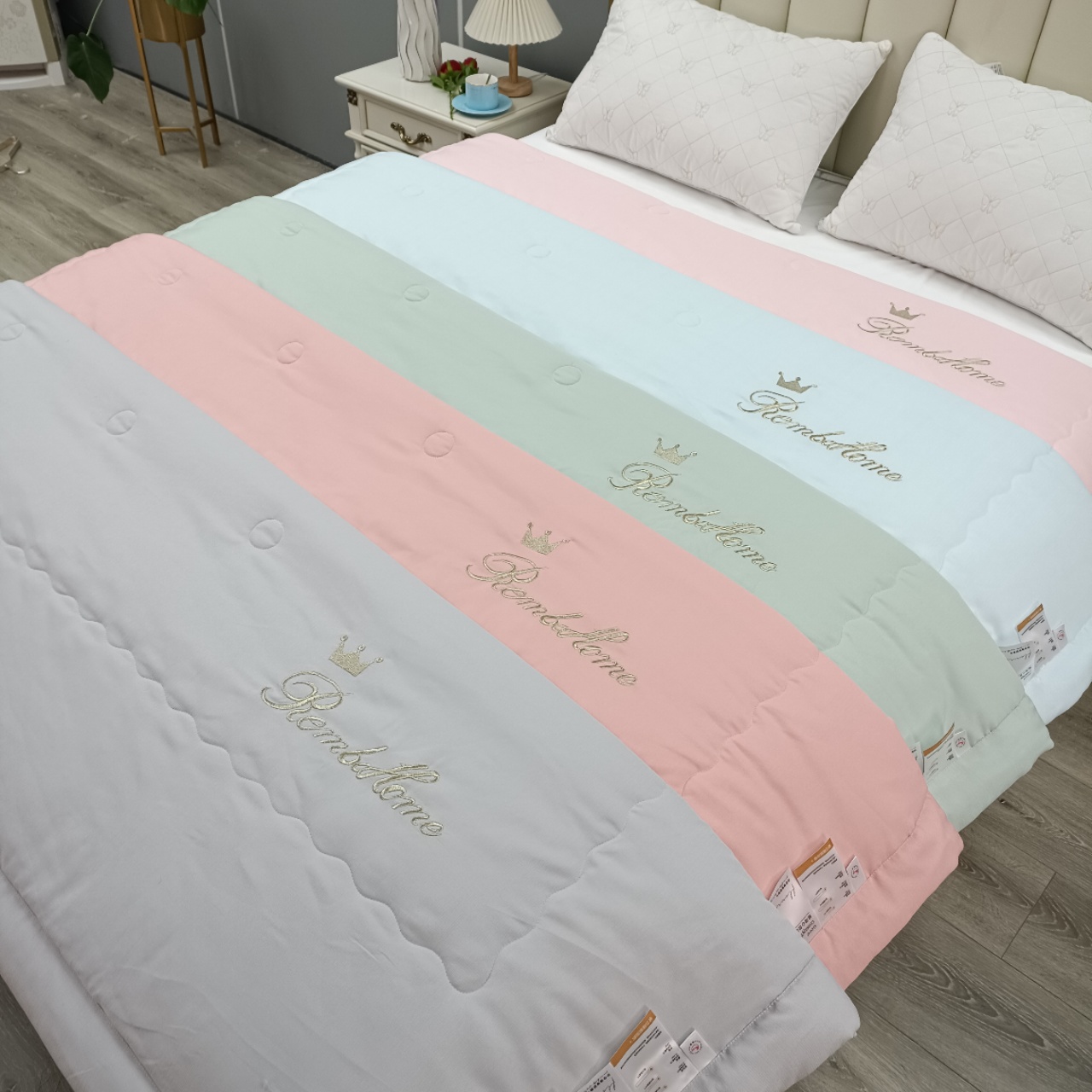 2025 New Crown handbag Summer quilt with gentle touch, large quantity of summer cooling quilts and air-conditioned quilts in stock for export
