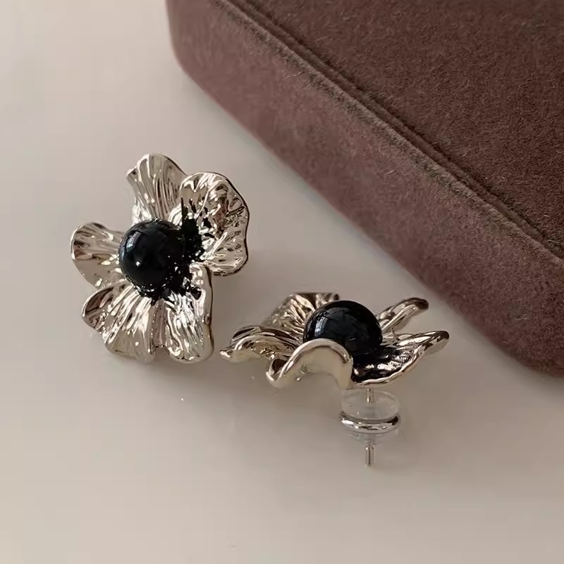 Textured metal flower stud earrings with a light luxury and high-end feel, black pearl earrings, new 2024 best-selling retro earrings details Picture
