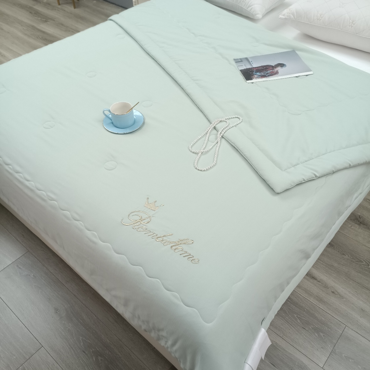 2025 New Crown handbag Summer quilt with gentle touch, large quantity of summer cooling quilts and air-conditioned quilts in stock for export Item Picture