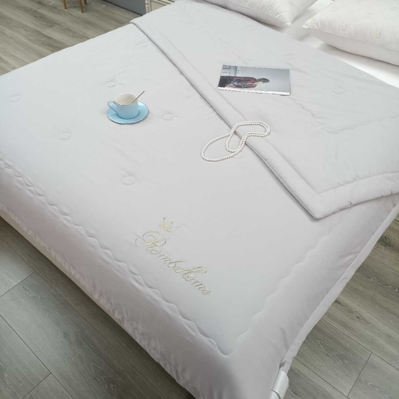 2025 New Crown handbag Summer quilt with gentle touch, large quantity of summer cooling quilts and air-conditioned quilts in stock for export details Picture