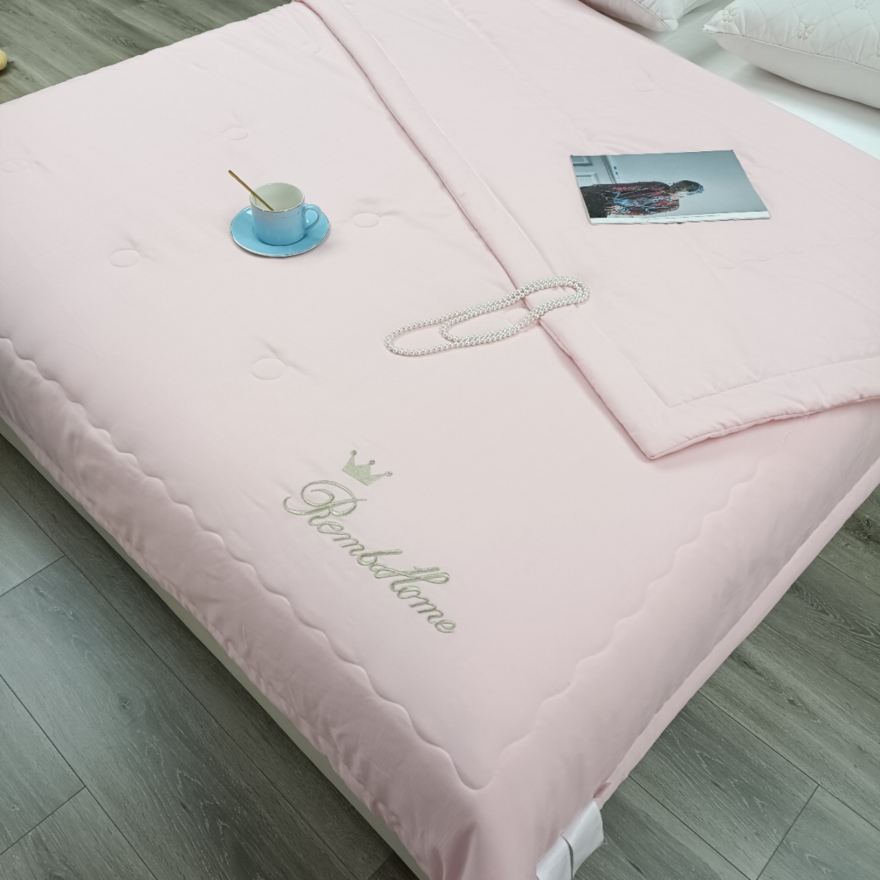 2025 New Crown handbag Summer quilt with gentle touch, large quantity of summer cooling quilts and air-conditioned quilts in stock for export Specification image
