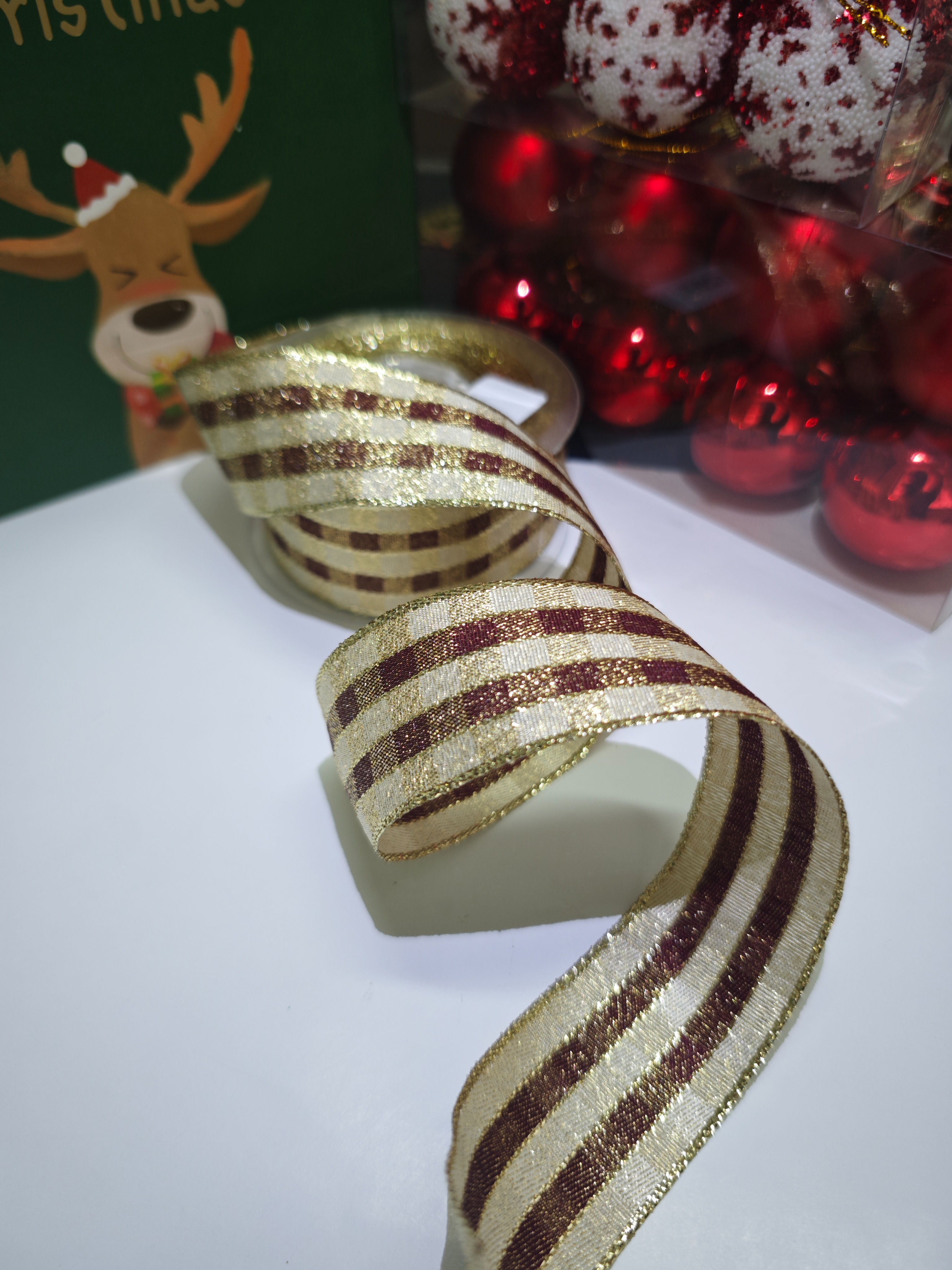 Item No. : 1267 Christmas Gift Packaging Decoration DIY Beige Wine Red Checkered Iron Wire Christmas Webbing 3.8cm Application Scenario
