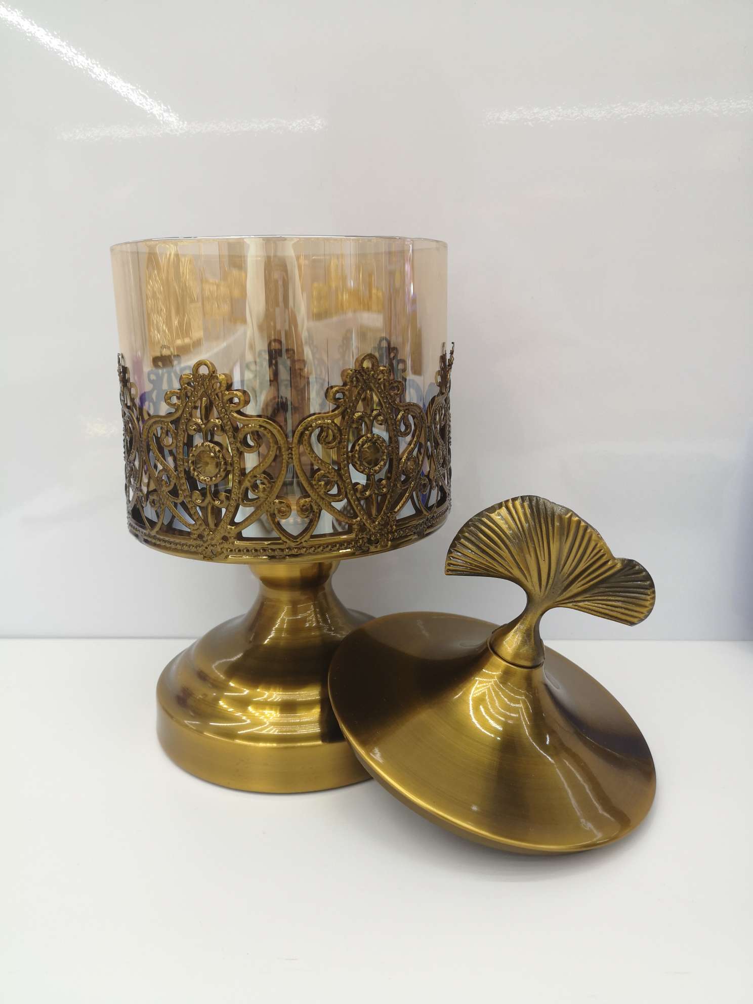 Light luxury carved high-legged snack jar, crystal glass storage plate, European-style living room coffee table, household storage and decorative items details Picture