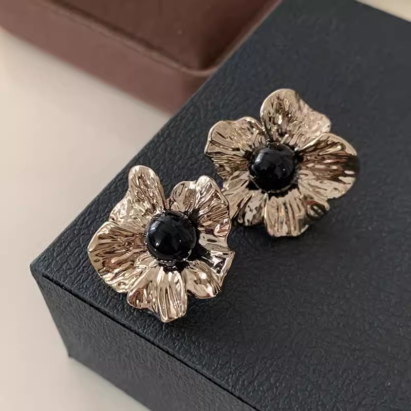 Textured metal flower stud earrings with a light luxury and high-end feel, black pearl earrings, new 2024 best-selling retro earrings Specification image