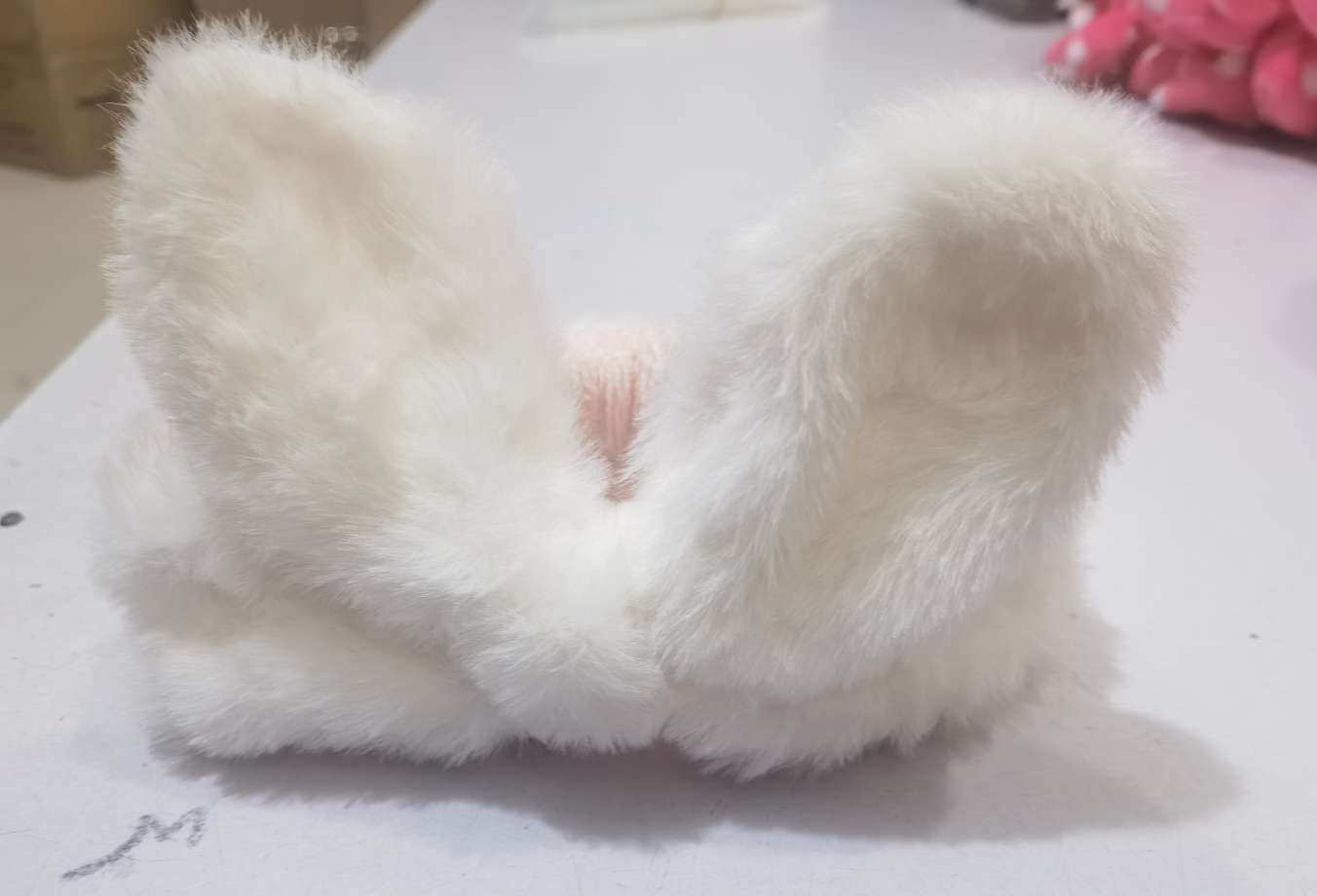 The two-color rabbit plush bow hair band is cute, simple, fashionable and elegant. It is a bow decorative accessory and a simple and fashionable hair band. It is a must-have hair band for ladies