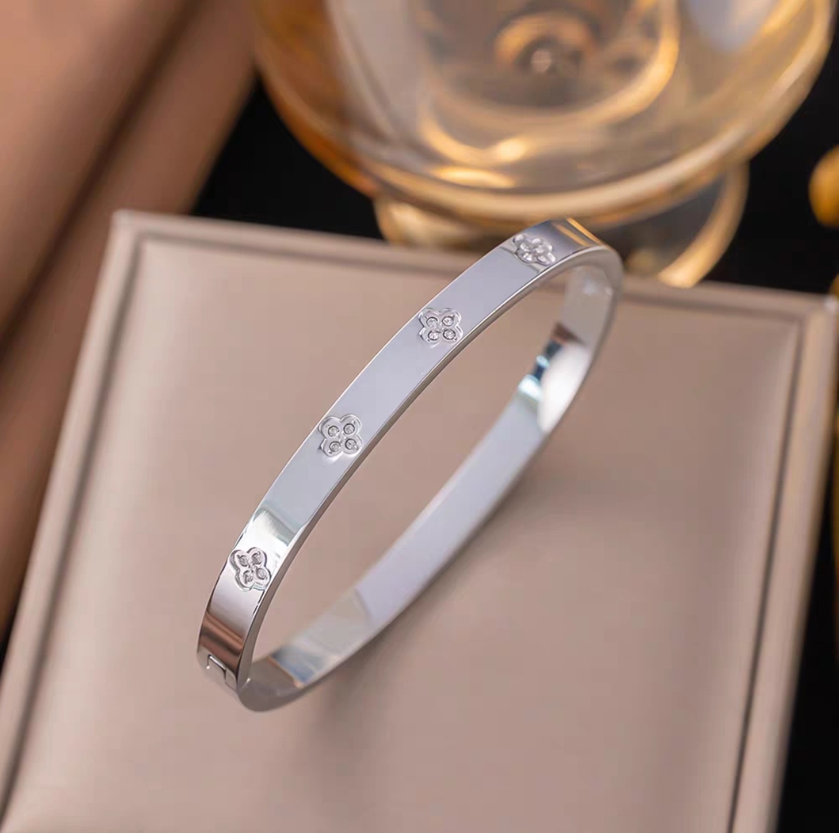 European and American style diamond-encrusted zircon titanium steel bracelet for women, a light luxury and high-end fashionable stainless steel bracelet Specification image