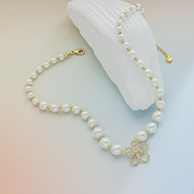A high-end and niche necklace with floral pearls details Picture