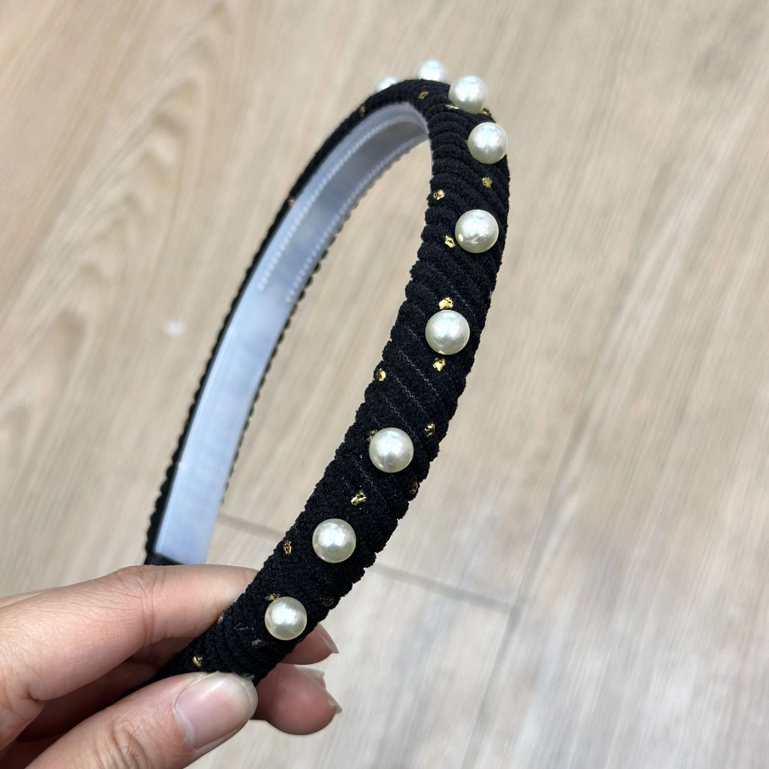 Fashionable pearl hair band for women, gold dot twill texture, high-end headwear, hair accessories, hair care accessories, new style hair band detail image 5