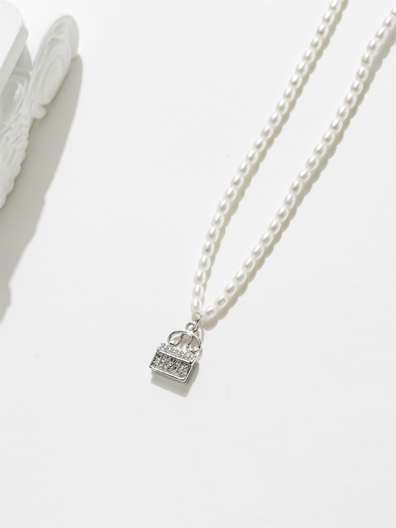 A fashionable zirconium small leather bag with pearls, a versatile and high-end necklace
