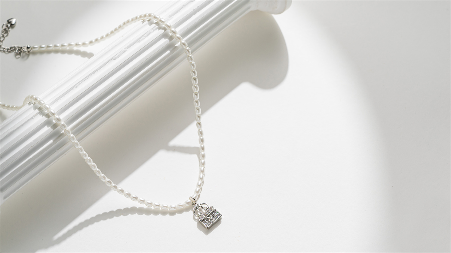 A fashionable zirconium small leather bag with pearls, a versatile and high-end necklace details Picture