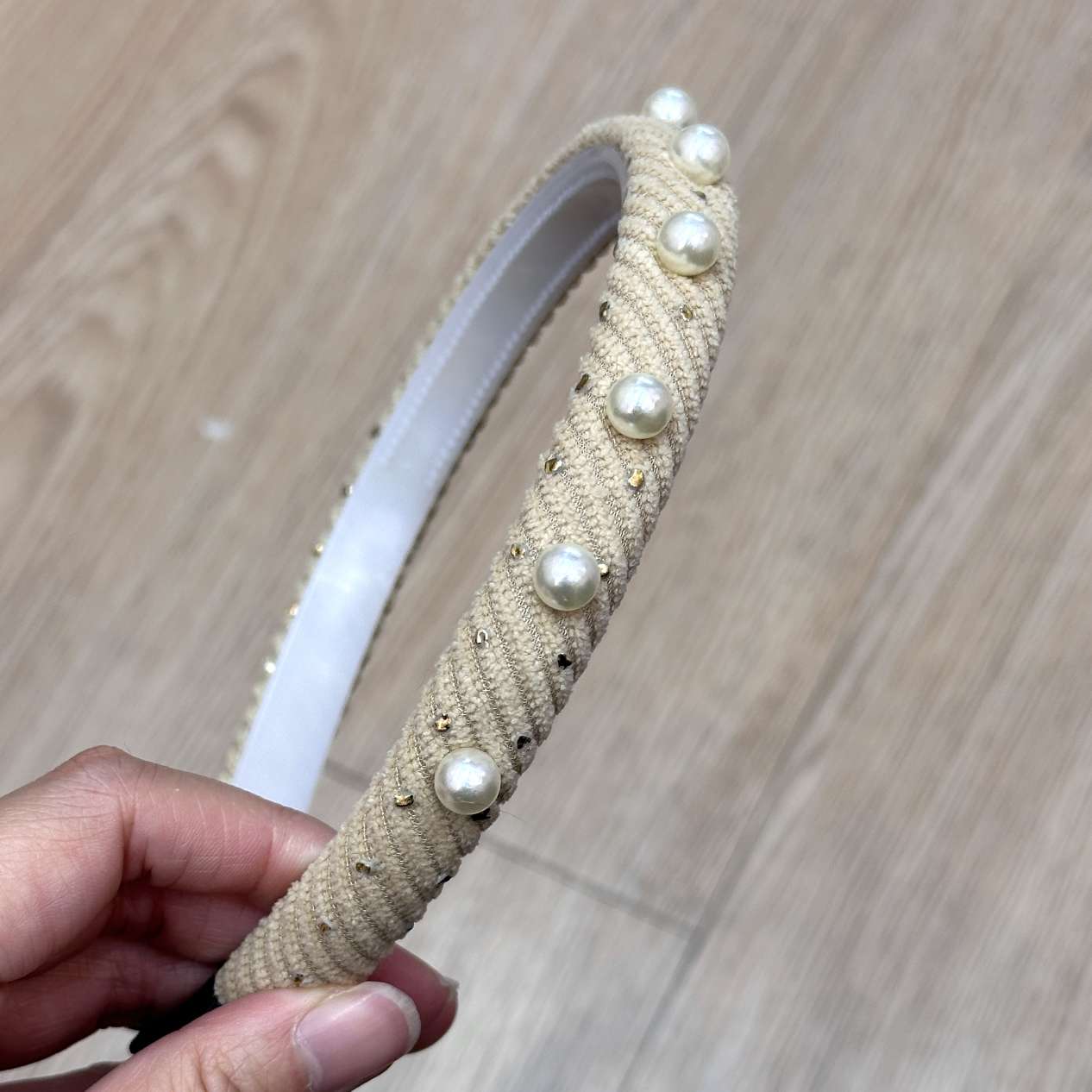 Fashionable pearl hair band for women, gold dot twill texture, high-end headwear, hair accessories, hair care accessories, new style hair band detail image 9