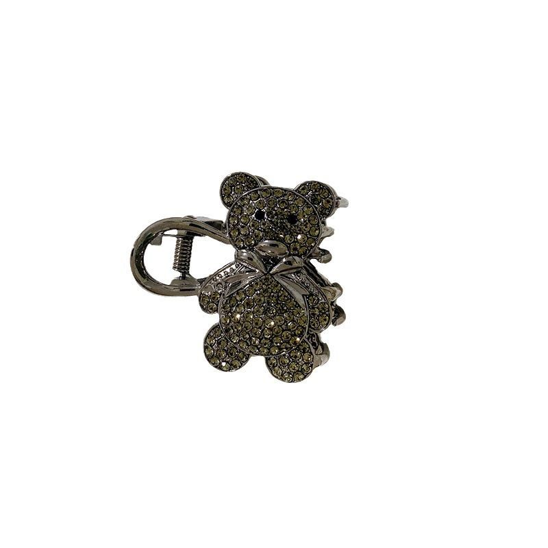 Retro bear, exquisite and stylish hair clip, elegant sparkling diamond scratch-off clip, fashionable little chanel-style scratch-off clip, sweet, versatile and cute Application Scenario