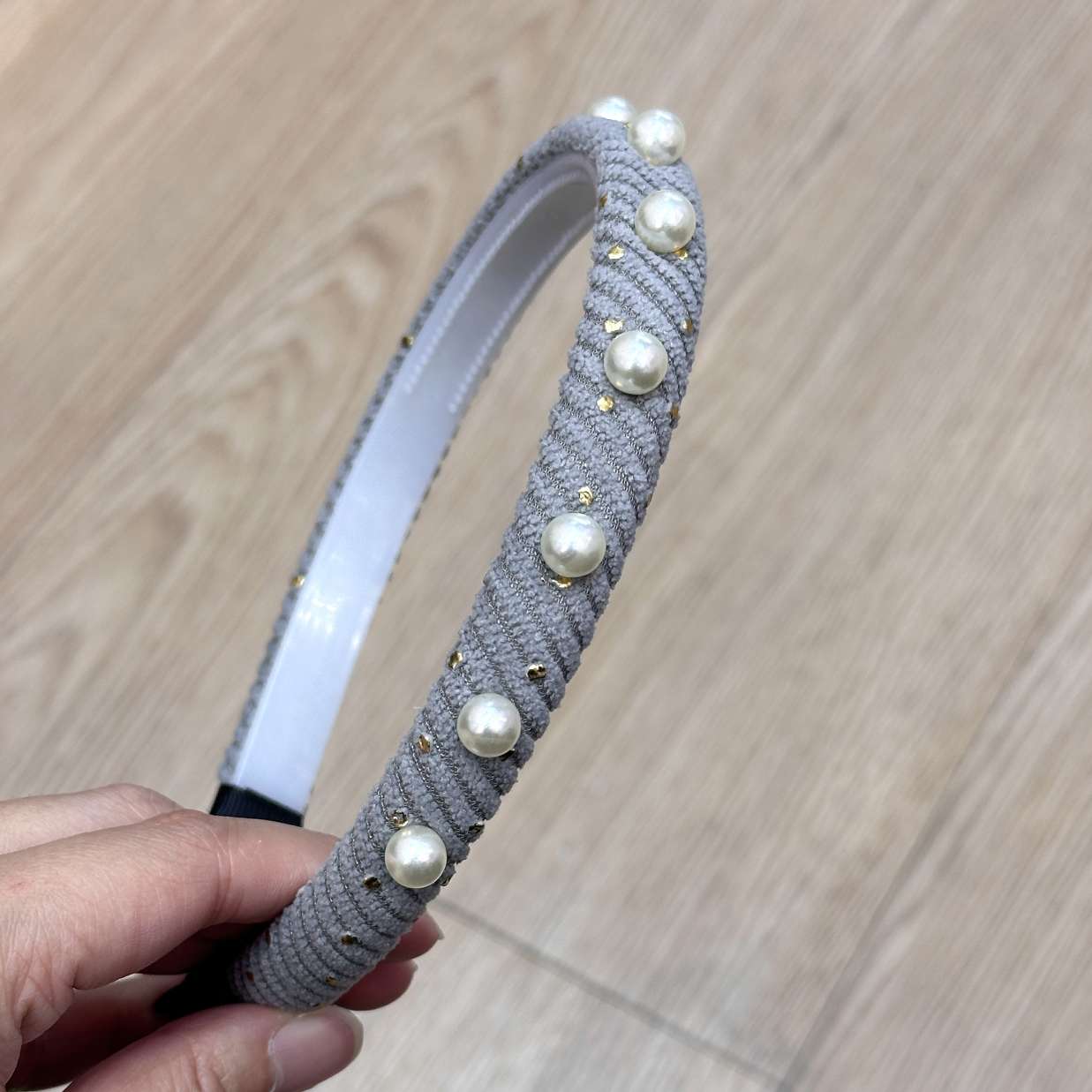 Fashionable pearl hair band for women, gold dot twill texture, high-end headwear, hair accessories, hair care accessories, new style hair band detail image 10