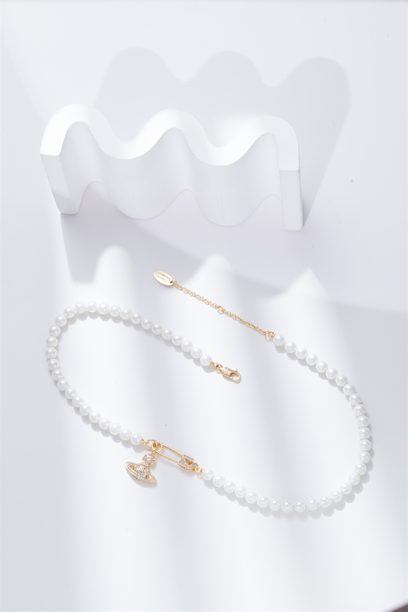 The Western Empress Fashion pin Saturn pendant pearl light luxury and versatile high-end necklace Application Scenario