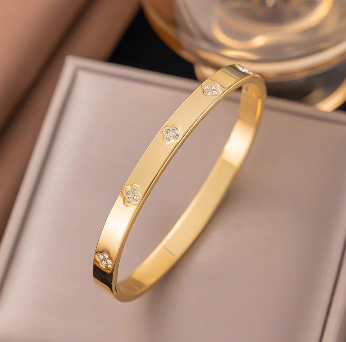 European and American style diamond-encrusted zircon titanium steel bracelet for women, a light luxury and high-end fashionable stainless steel bracelet detail image 4