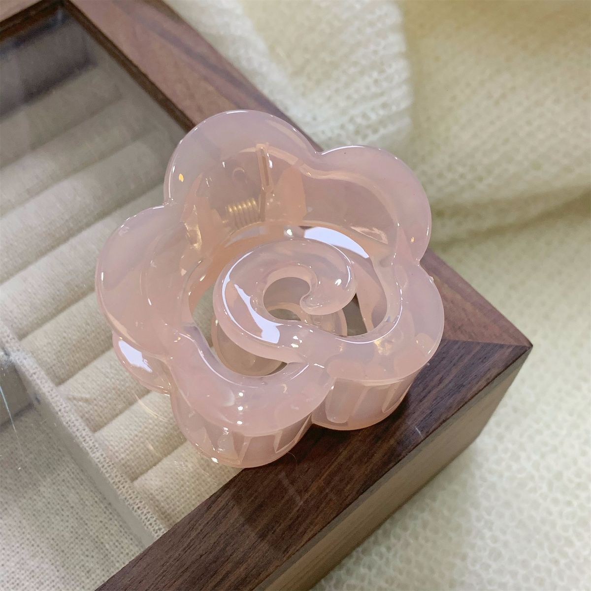 New transparent cloud-shaped claw clip, heart-shaped back head half-claw shark clip, high-end flower jelly color hair clip, national trend series pic 3