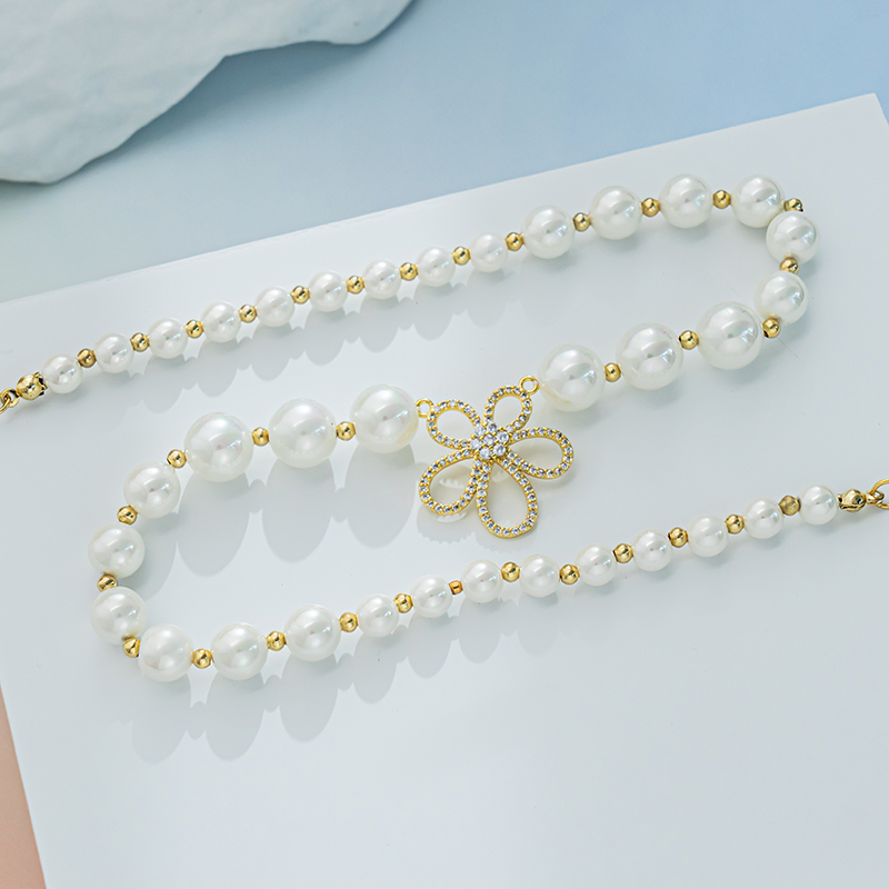 A high-end and niche necklace with floral pearls