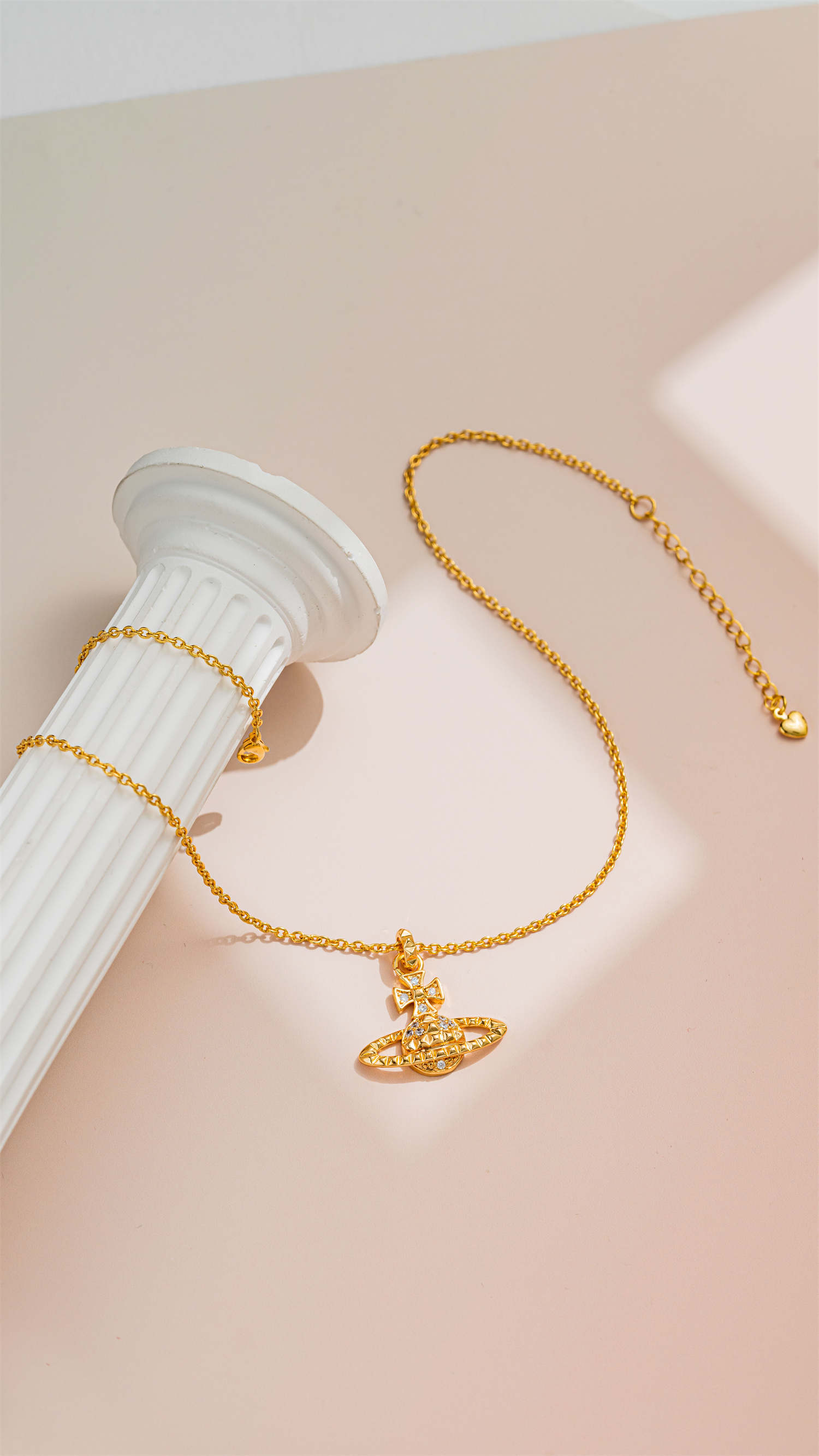 The classic Saturn pendant necklace of Empress Dowager Xi