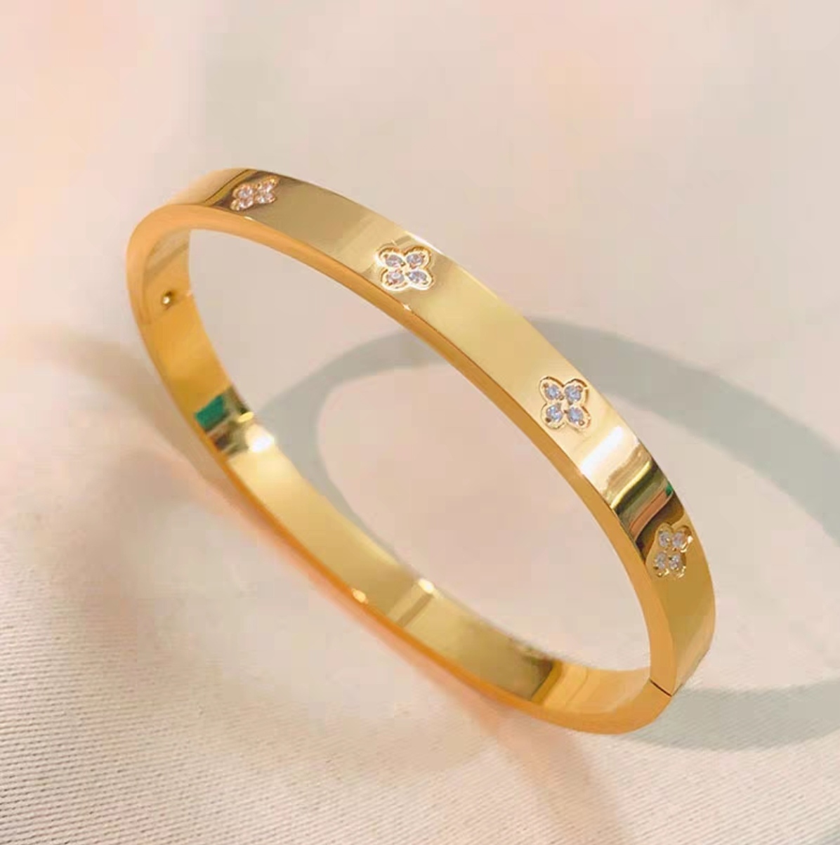 European and American style diamond-encrusted zircon titanium steel bracelet for women, a light luxury and high-end fashionable stainless steel bracelet