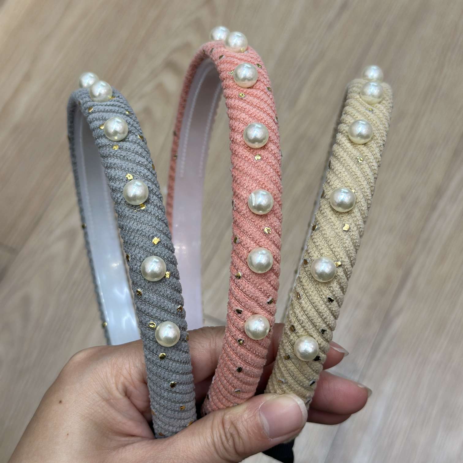 Fashionable pearl hair band for women, gold dot twill texture, high-end headwear, hair accessories, hair care accessories, new style hair band detail image 2