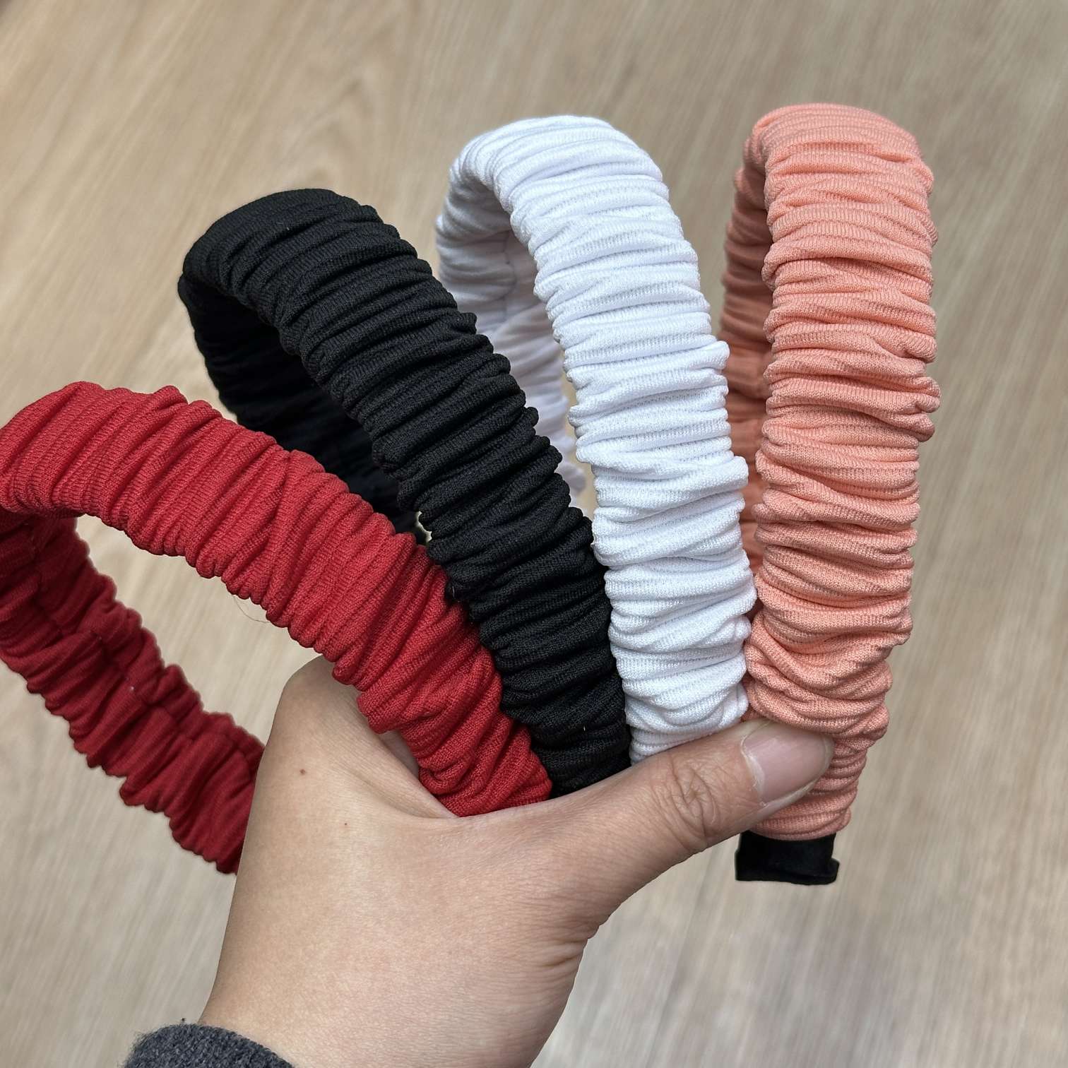 The thick-striped large headband with a Middle and South American style, the wrinkled headband, the wide toothless accessory, the hair accessory and headband are classic and long-lasting without fading