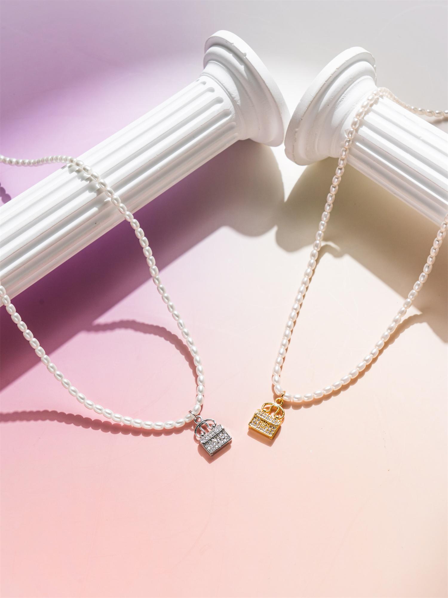 A fashionable zirconium small leather bag with pearls, a versatile and high-end necklace Application Scenario