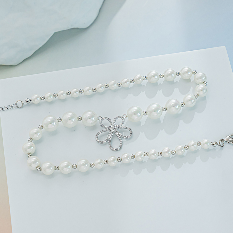 A high-end and niche necklace made of zirconium five-petal flower pearls