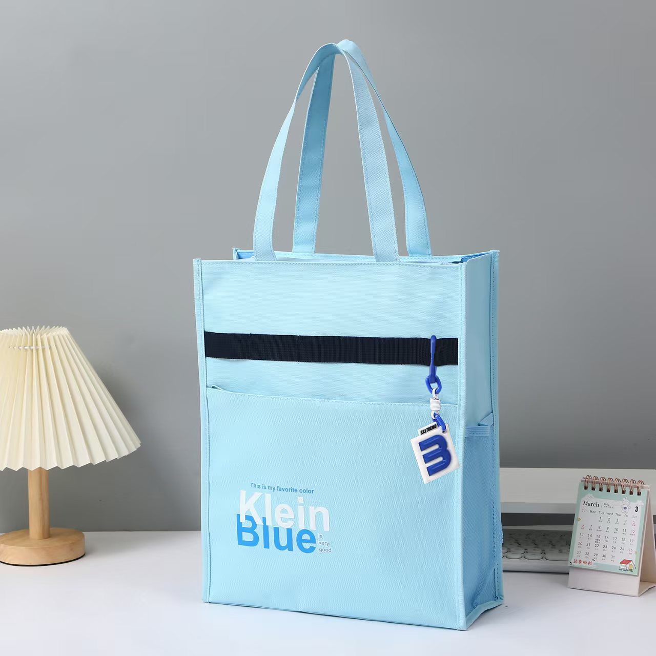 The new 702 minimalist handbag is a student tutorial bag Application Scenario