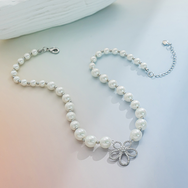 A high-end and niche necklace made of zirconium five-petal flower pearls Application Scenario