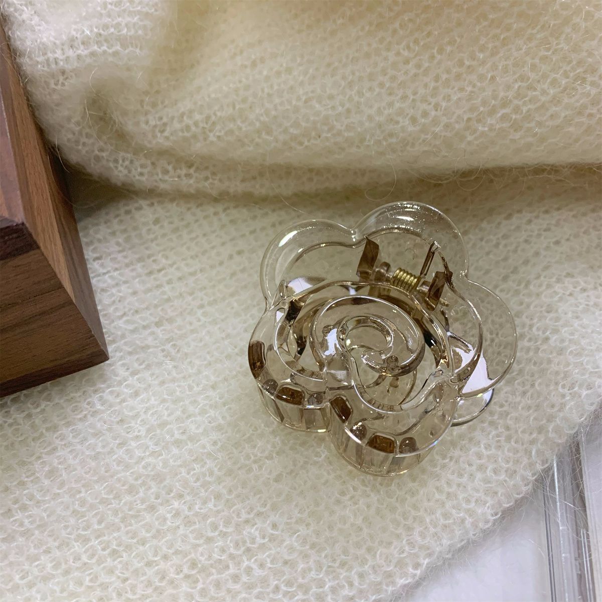 New transparent cloud-shaped claw clip, heart-shaped back head half-claw shark clip, high-end flower jelly color hair clip, national trend series Application Scenario