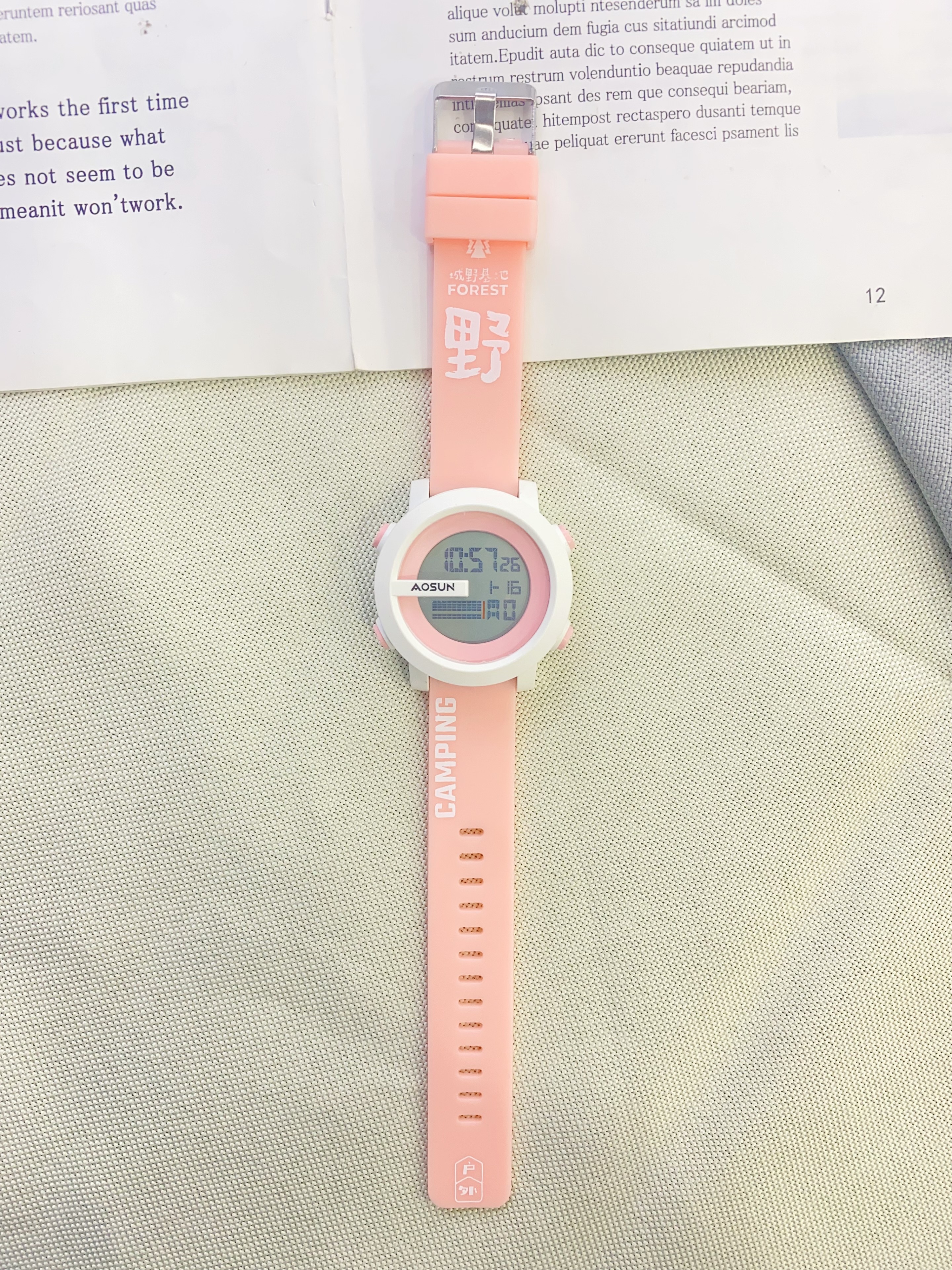 The new watch is a compact and stylish electronic watch for junior and senior high school students with a high level of appearance. It is suitable for students to take exams and has multiple functions Item Picture