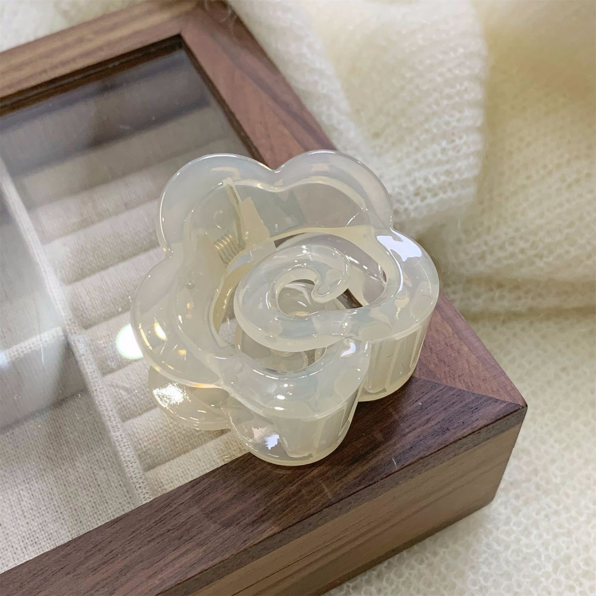 New transparent cloud-shaped claw clip, heart-shaped back head half-claw shark clip, high-end flower jelly color hair clip, national trend series details Picture