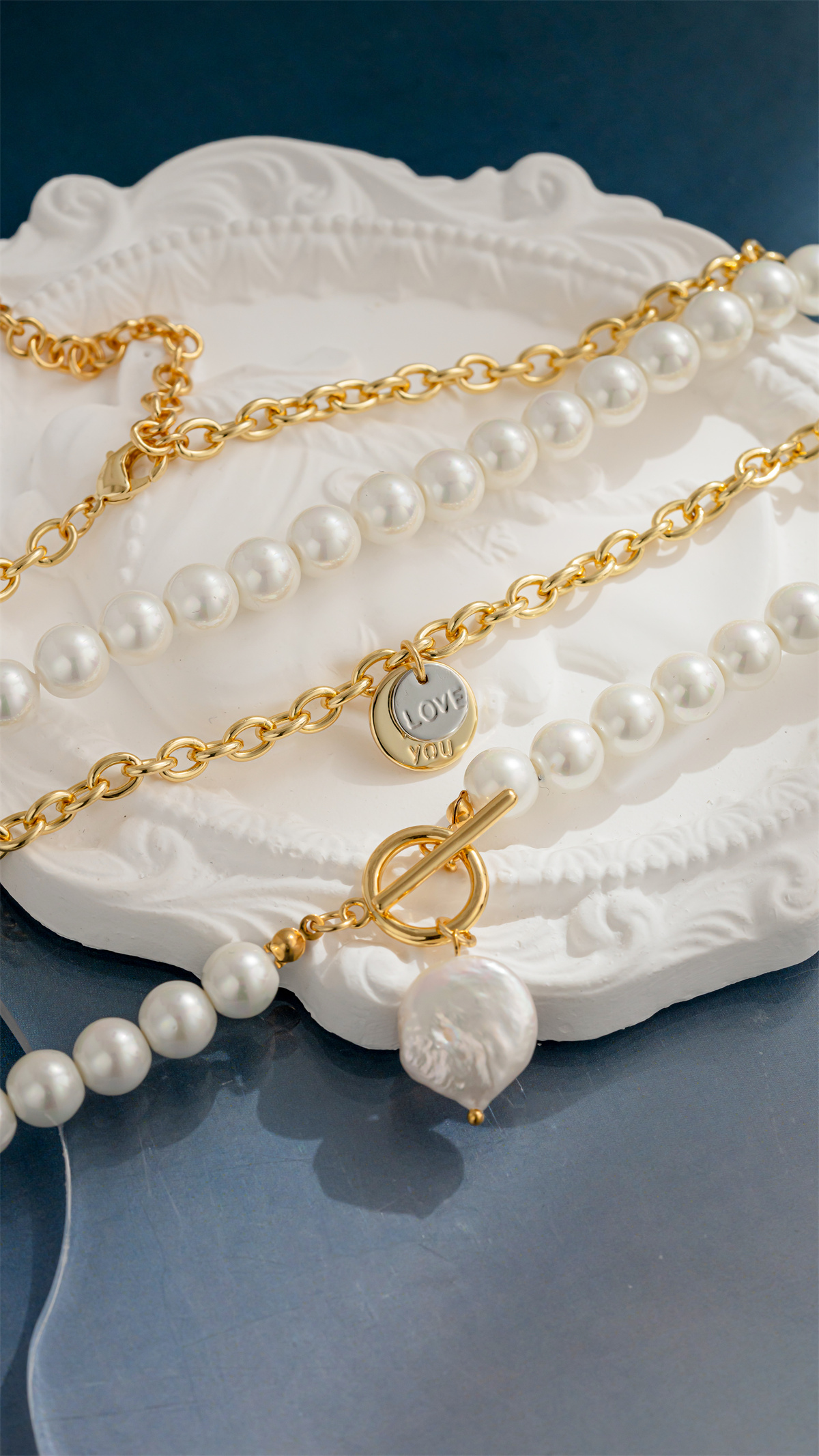 Sweet and elegant pearl necklace, simple and individual round pendant two-piece necklace details Picture
