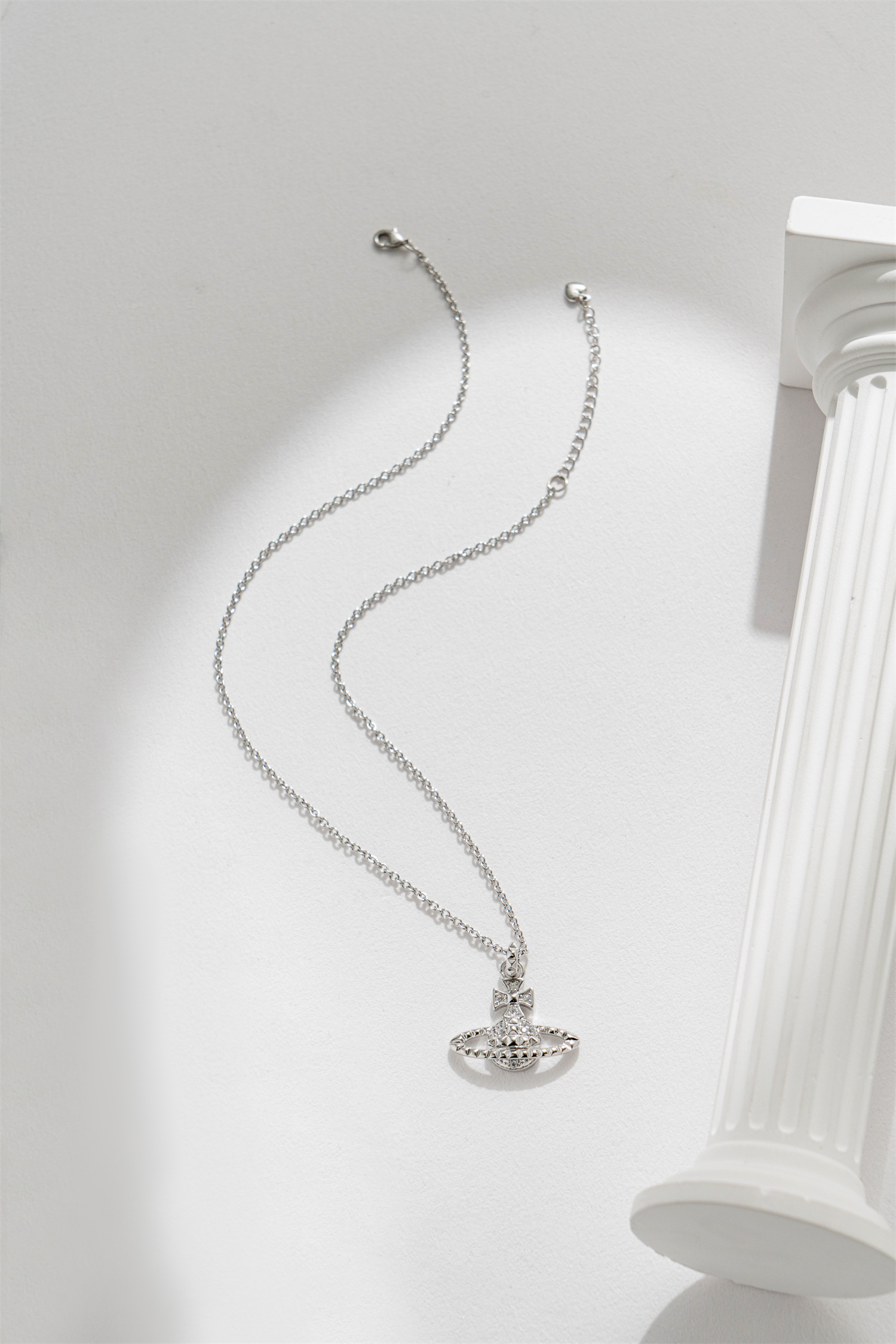 A classic Saturn pendant versatile necklace for Empress Dowager Xi Application Scenario