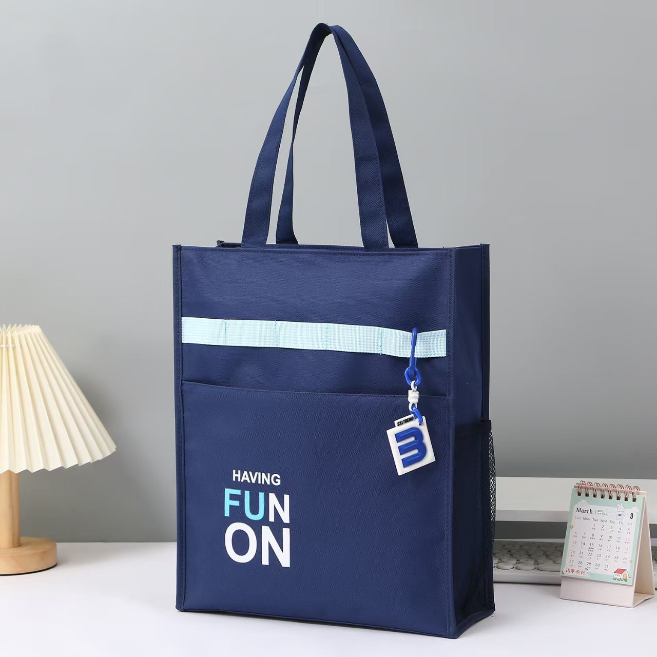 The new 702 minimalist handbag is a student tutorial bag details Picture