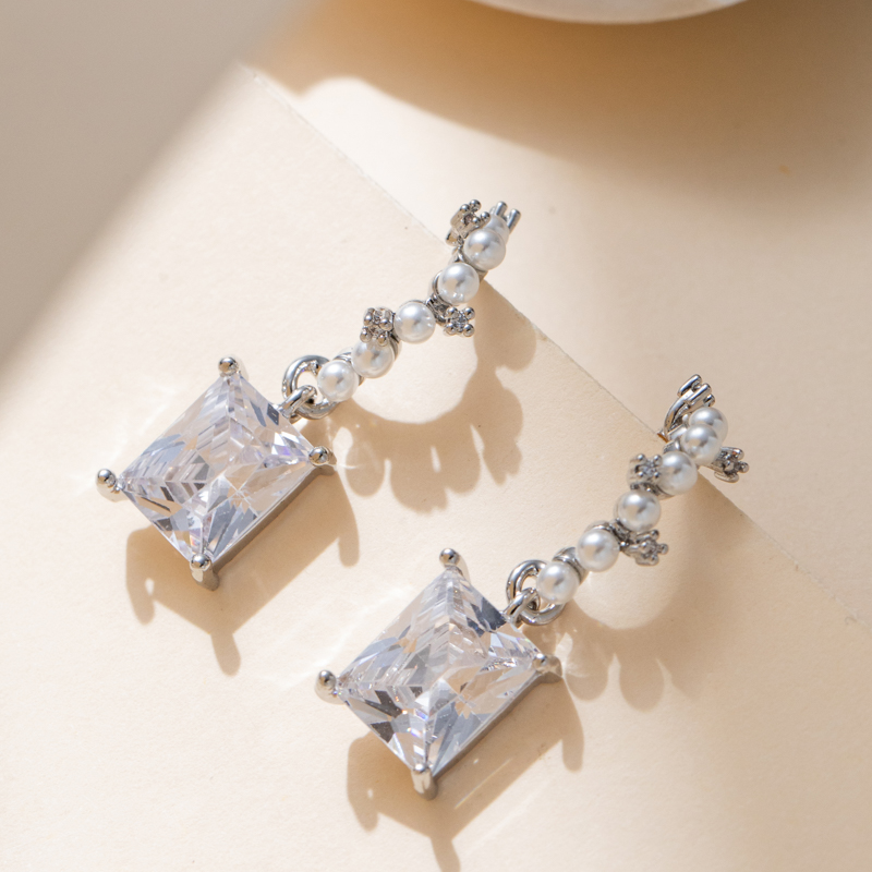 Light luxury and simple square super flash zircon, niche design, high-end pearl stud earrings