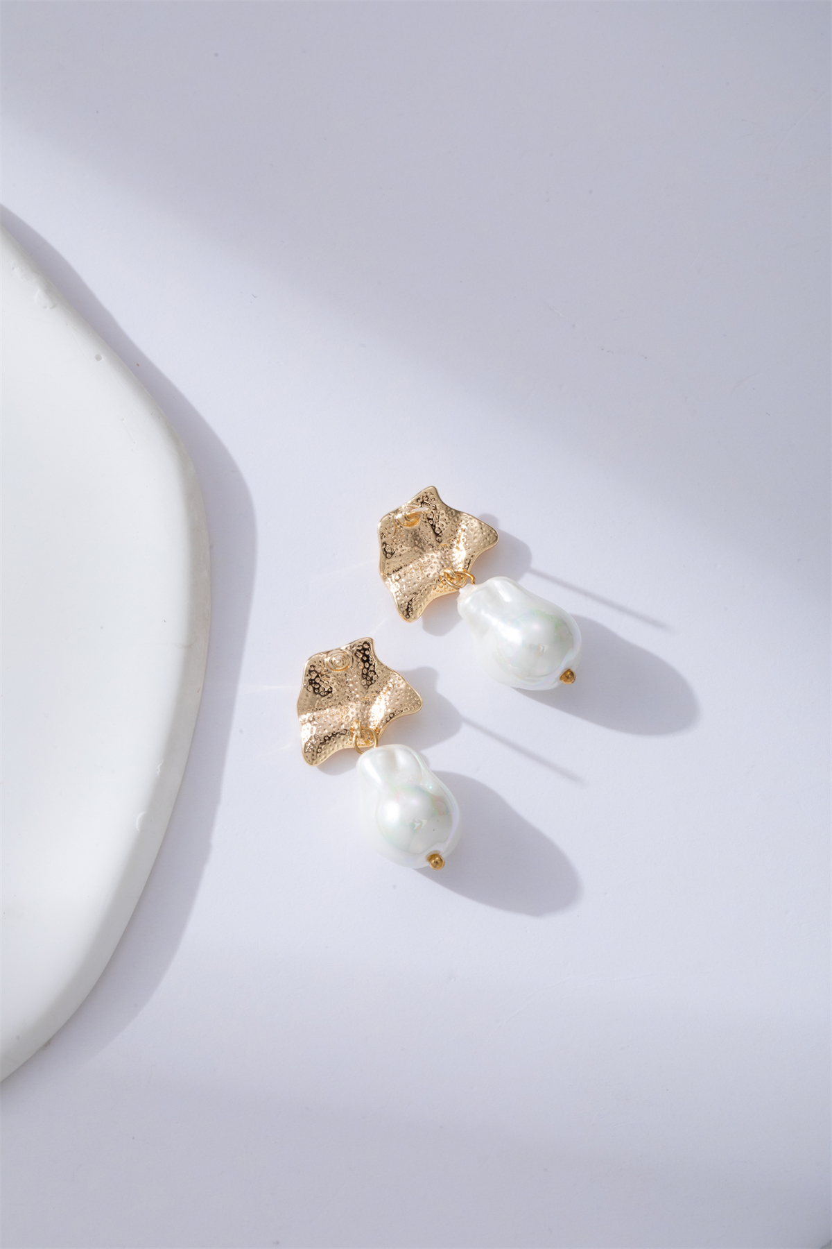 High-end Baroque, irregular-shaped pearl stud earrings details Picture