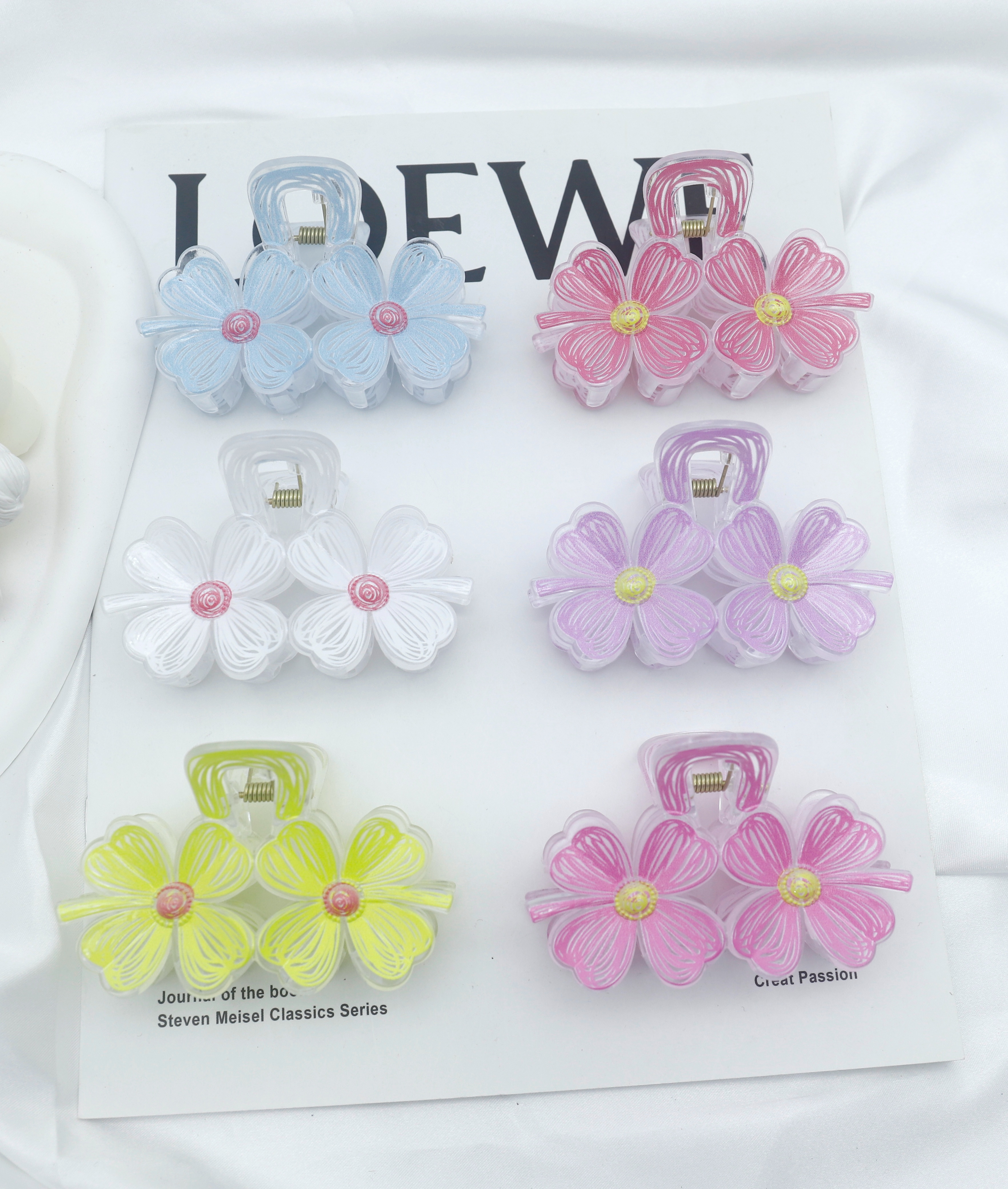 Hair accessories, hairpins, grab clips, and headwear are exquisite. They are essential accessories for a lady's elegant demeanor Specification image