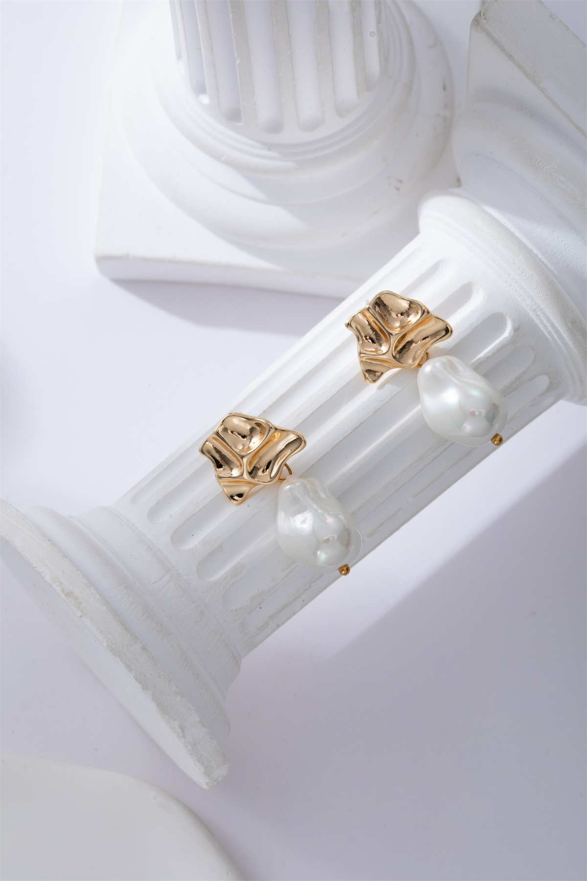 High-end Baroque, irregular-shaped pearl stud earrings Specification image