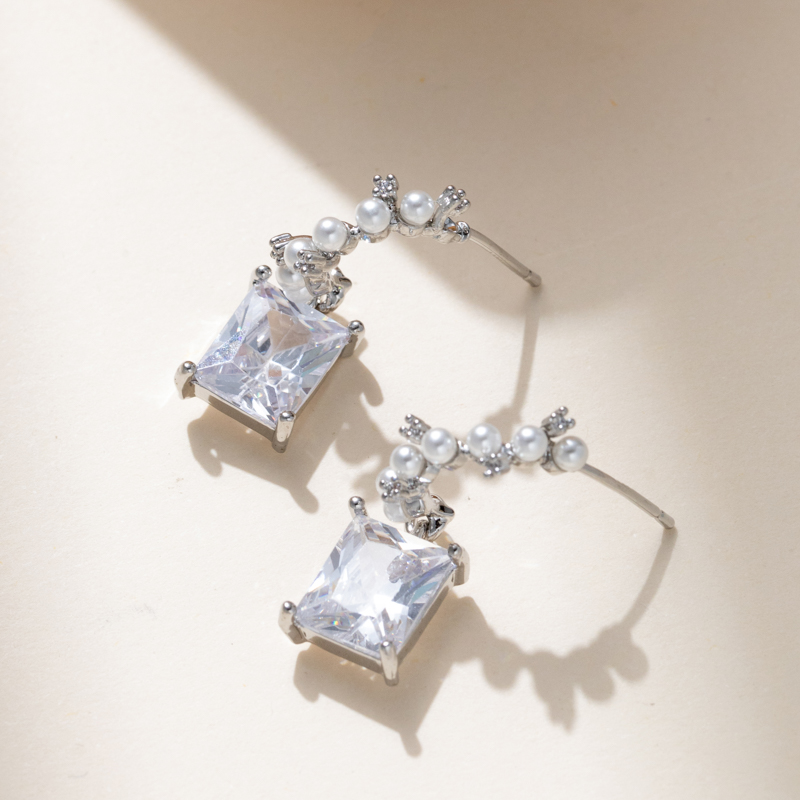 Light luxury and simple square super flash zircon, niche design, high-end pearl stud earrings details Picture