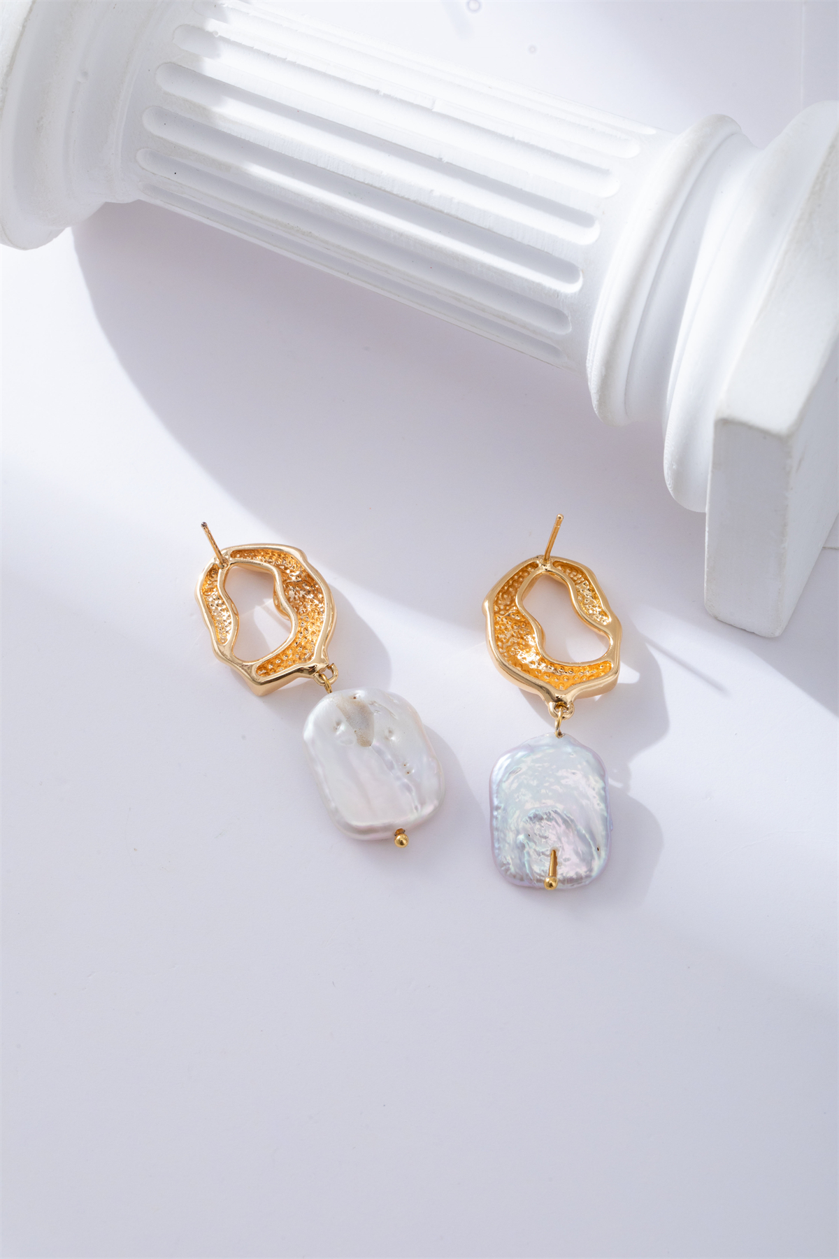 High-end Baroque irregular-shaped hollowed-out pearl stud earrings Application Scenario
