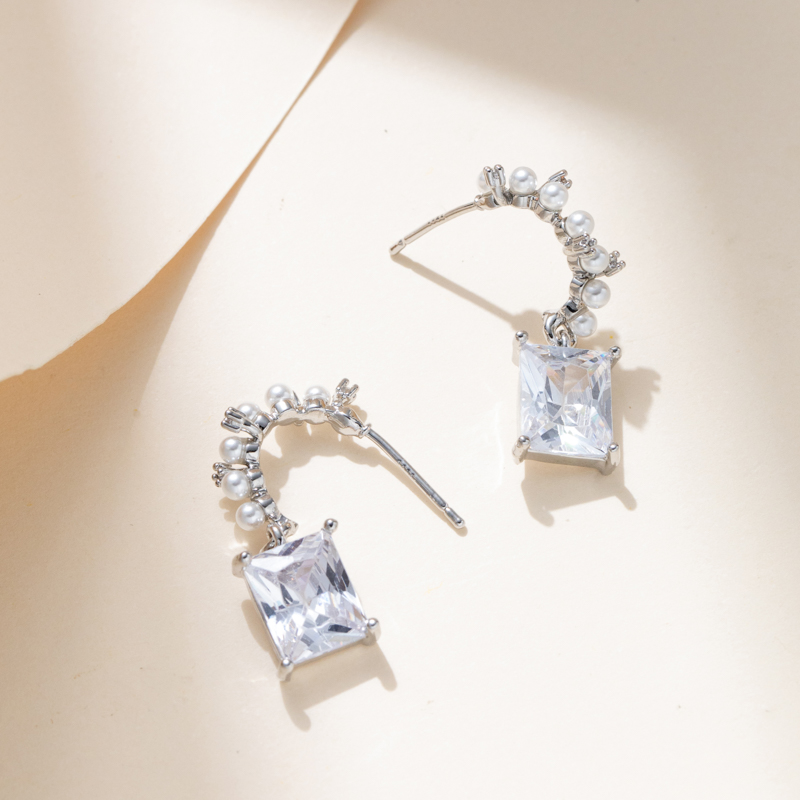 Light luxury and simple square super flash zircon, niche design, high-end pearl stud earrings Specification image