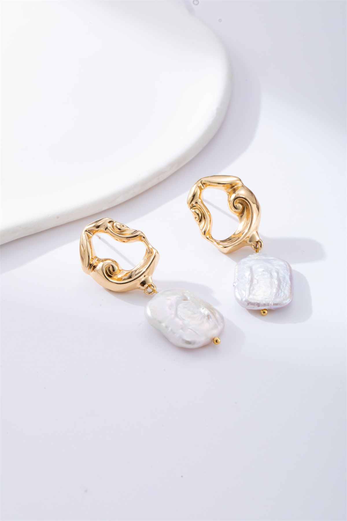 High-end Baroque irregular-shaped hollowed-out pearl stud earrings