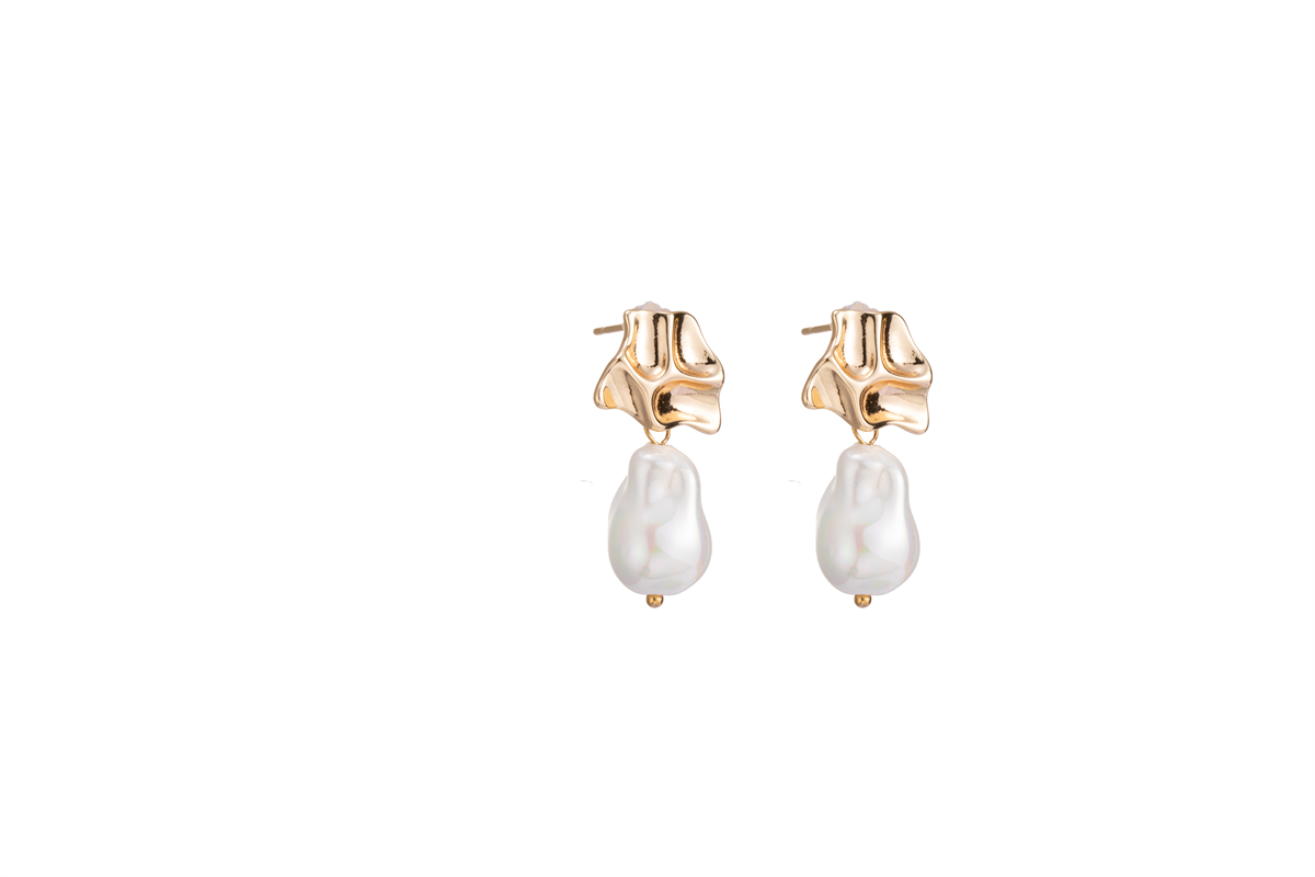 High-end Baroque, irregular-shaped pearl stud earrings Item Picture