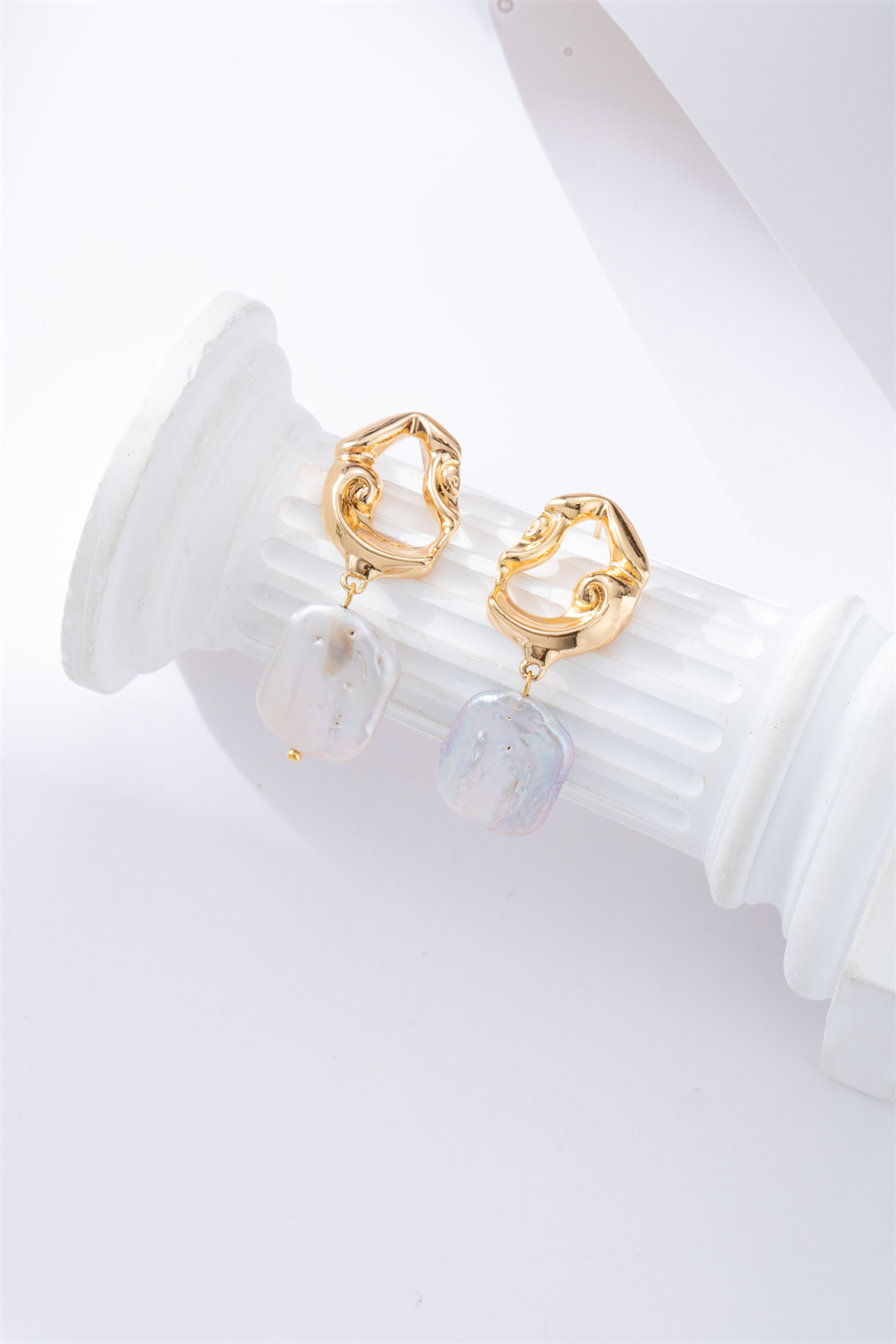 High-end Baroque irregular-shaped hollowed-out pearl stud earrings Specification image