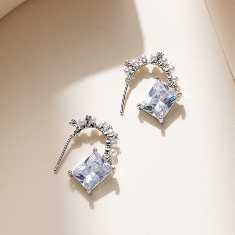 Light luxury and simple square super flash zircon, niche design, high-end pearl stud earrings pic 5