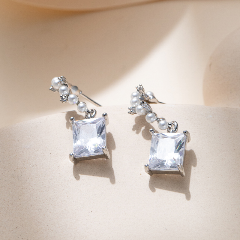 Light luxury and simple square super flash zircon, niche design, high-end pearl stud earrings Application Scenario
